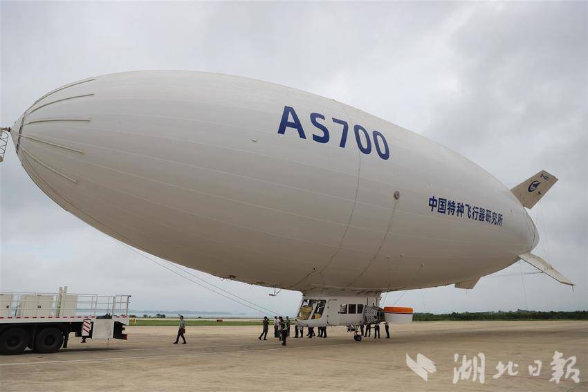 祥云as700载人飞艇完成首次低空旅游演示飞行