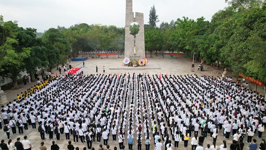 宁明县组织师生到烈士陵园开展祭扫活动