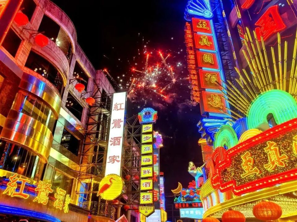《繁花》黄河路拍摄地霓虹灯绚丽,今夏"限定"开放夜场!先睹为快