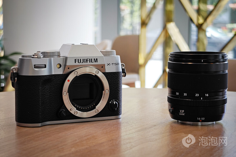 富士x-t50并没有使用容量更大的np-w235电池,依然还是np-w126s电池