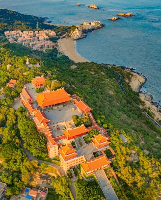 可享受湄洲岛,九鲤湖,九龙谷等18个a级景区免首道门票,莆仙大剧院至少