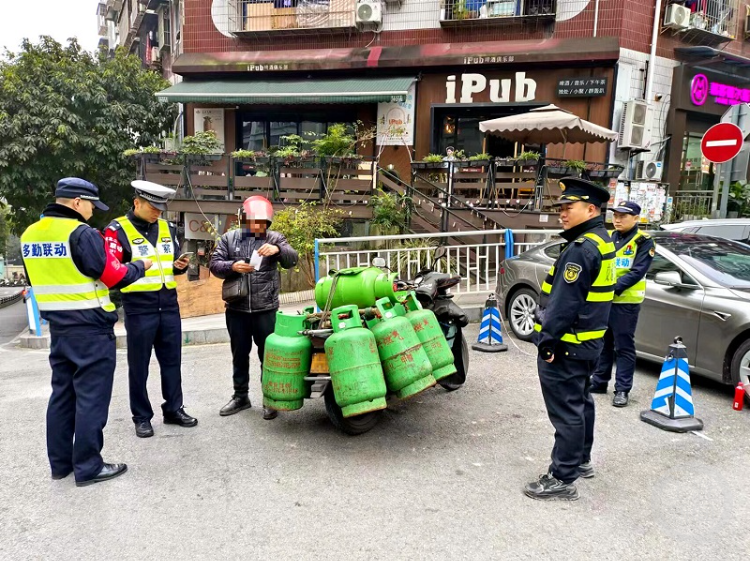 危险重庆一辆摩托车运载7个煤气罐