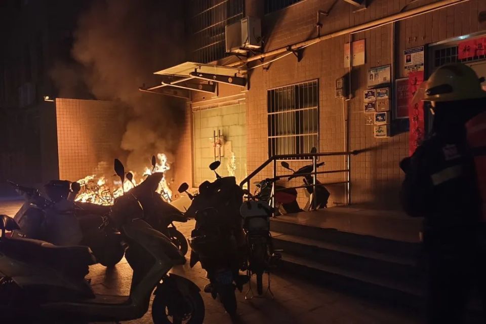 25分钟烧毁12辆!又有电动车凌晨起火爆炸