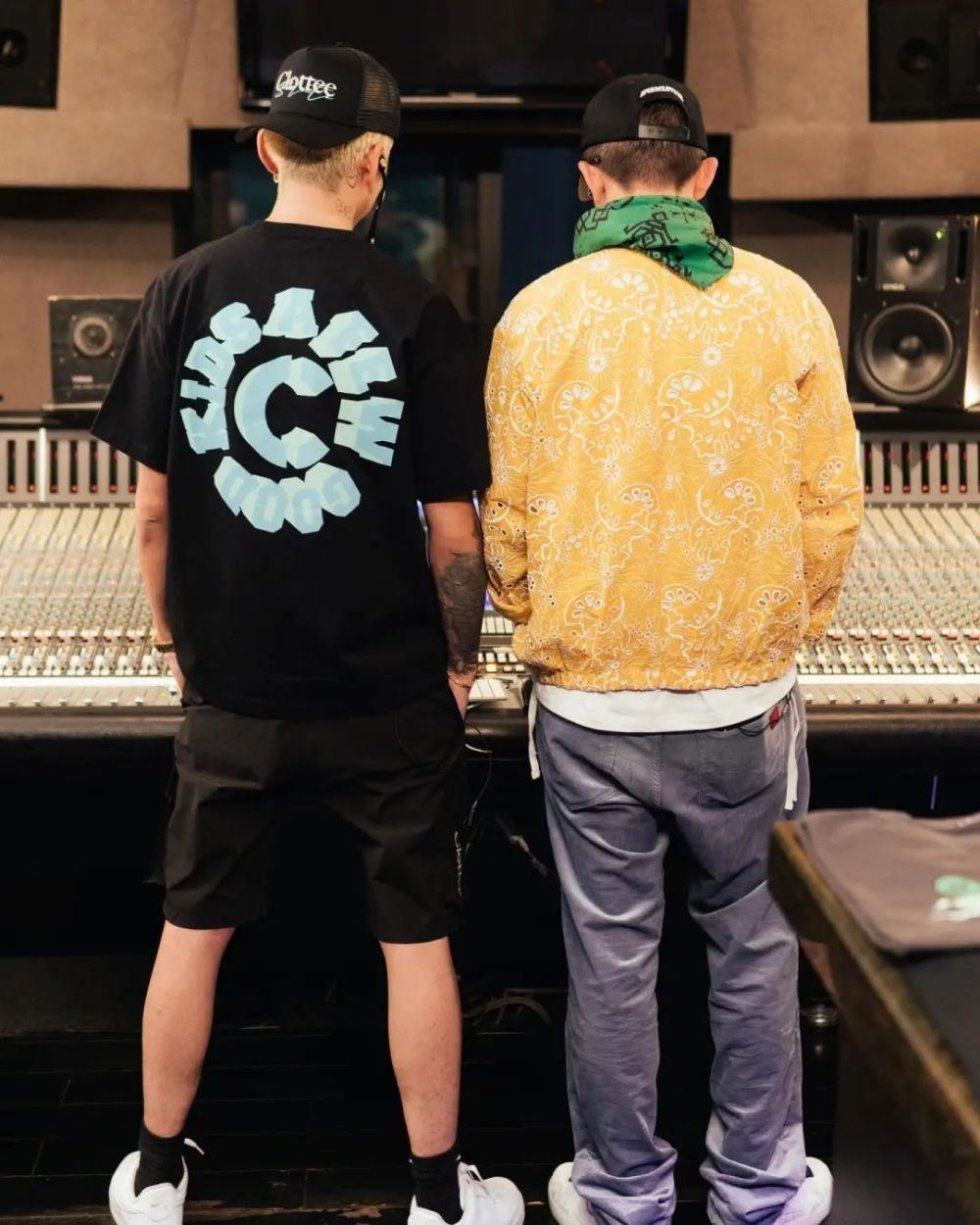 "冠希 x 马思唯"联名单品曝光!发售日期是…_腾讯新闻