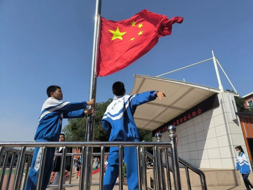 全区各地青少年举行国庆升旗仪式共祝祖国繁荣富强