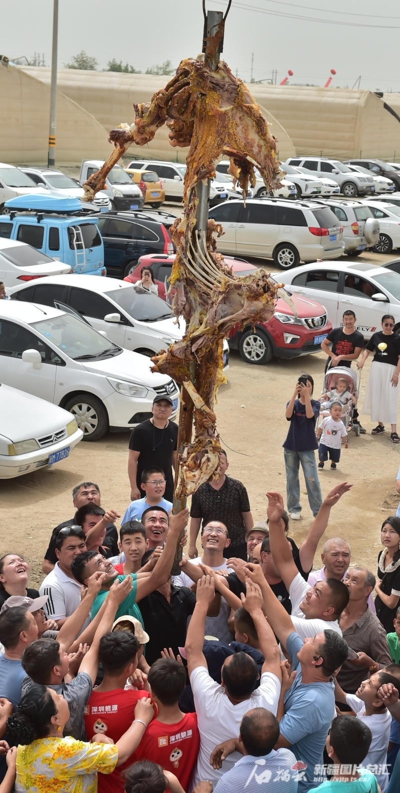 让游客大饱口福烤骆驼,烤全羊,烤鸡,烤包子,抓饭等各类特色美食在英