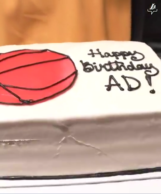 浓眉生日父亲更衣室送上蛋糕,席菲诺领唱生日歌,詹皇陪着笑脸_腾讯