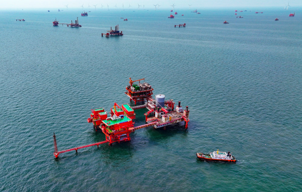 6月4日,胜利油田海上油区一派繁忙的生产景象 (无人机照片)