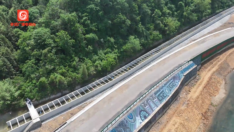 郑家河水库开闸放水