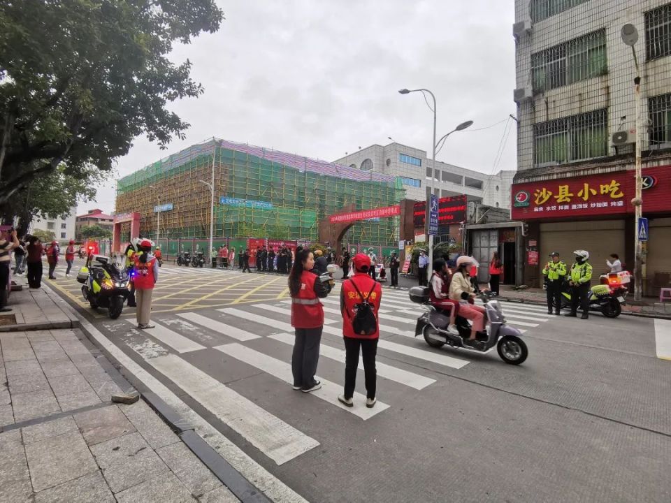 安溪一中考点表情从容,脚步坚定陆续进入考场,秩序井然做好各项核验