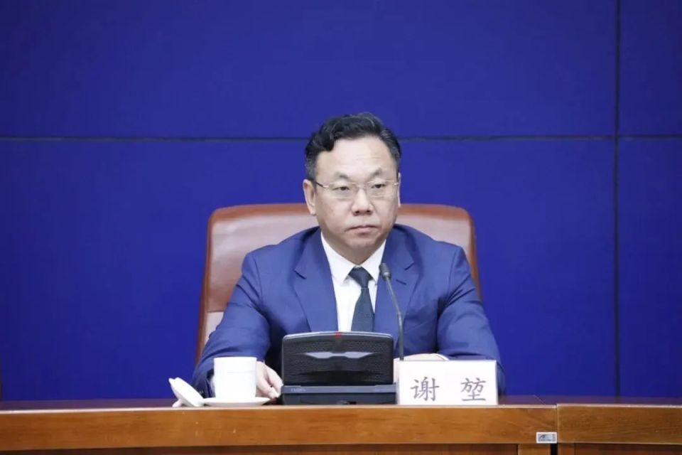 谢堃已任济南市领导到底是啥山东一工地挖到巨石蹲地用餐不叠被子将