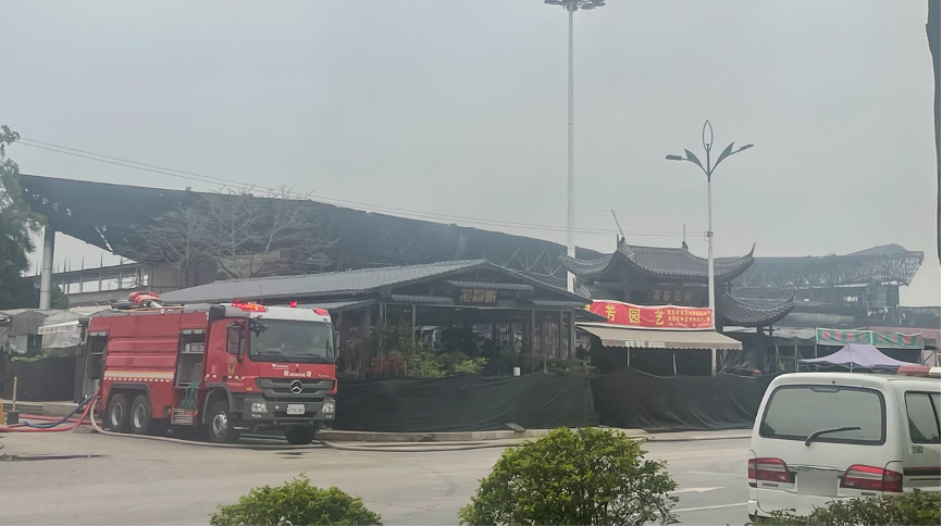 广州荔湾百艺城火灾现场:明火已熄,余烟未了
