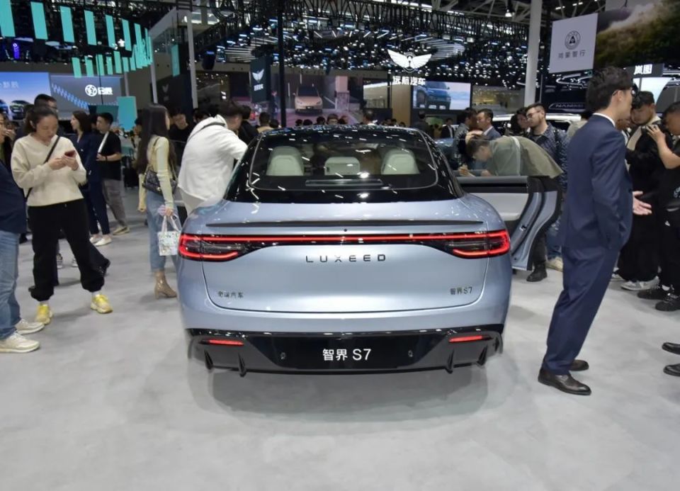 华为智选首款轿车来袭,产品遥遥领先!体验智界s7_腾讯新闻