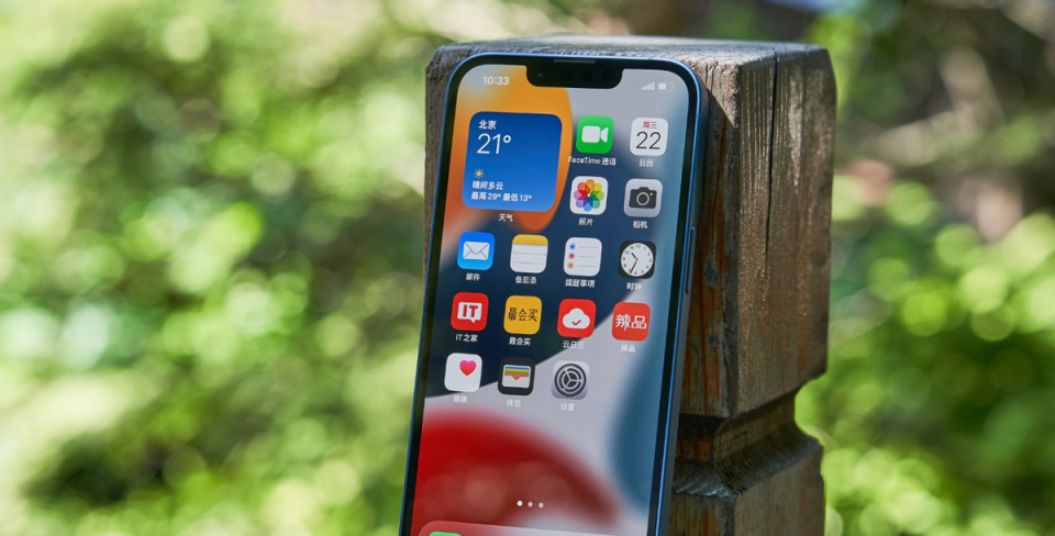 1英寸刘海超视网膜oled全面屏设计,分辨率为2532x1170,支持原彩显示