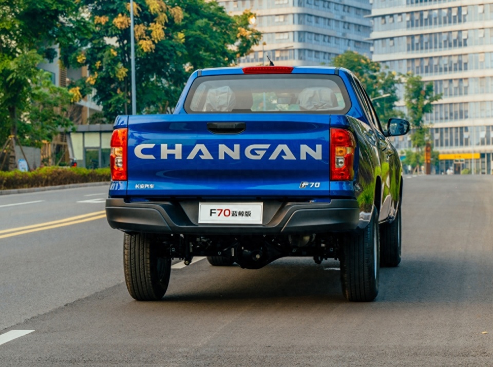 长安f70上市,车长5600mm,2.0t动力,8.99万起_腾讯新闻