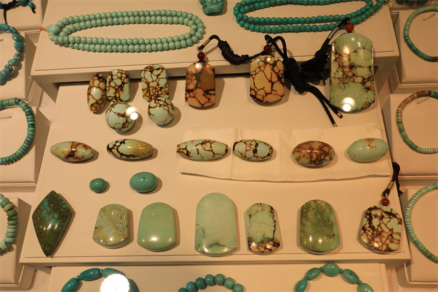 湖北竹山绿松石在南京矿博会上火爆出圈 引国际客商打卡点赞