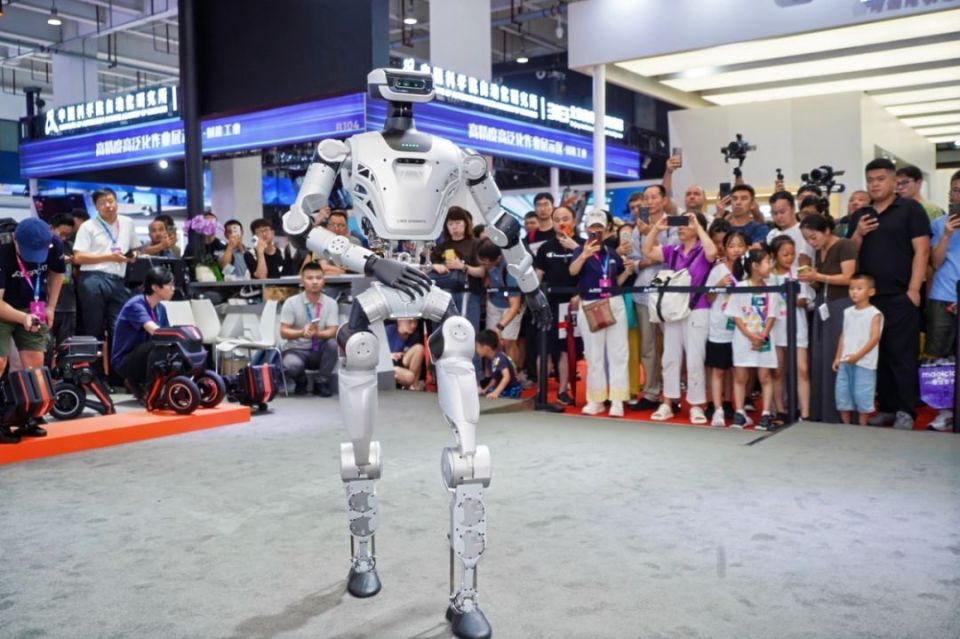 逐际动力全尺寸人形机器人LimX Oli亮相WRC_腾讯新闻