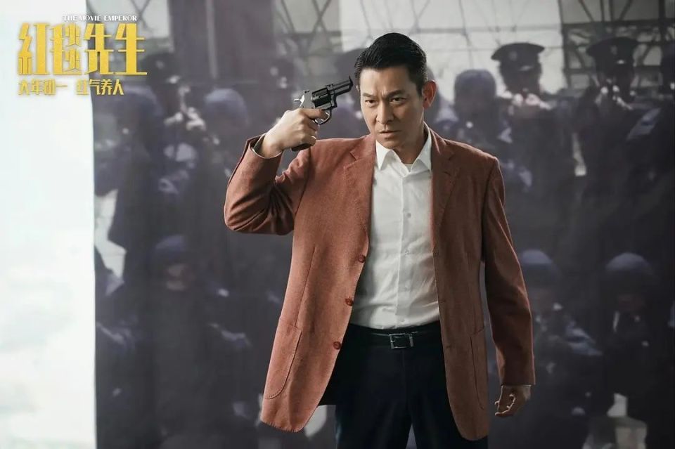 在电影《红毯先生》中,刘德华饰演的主角刘伟驰为了可以拿到大奖去