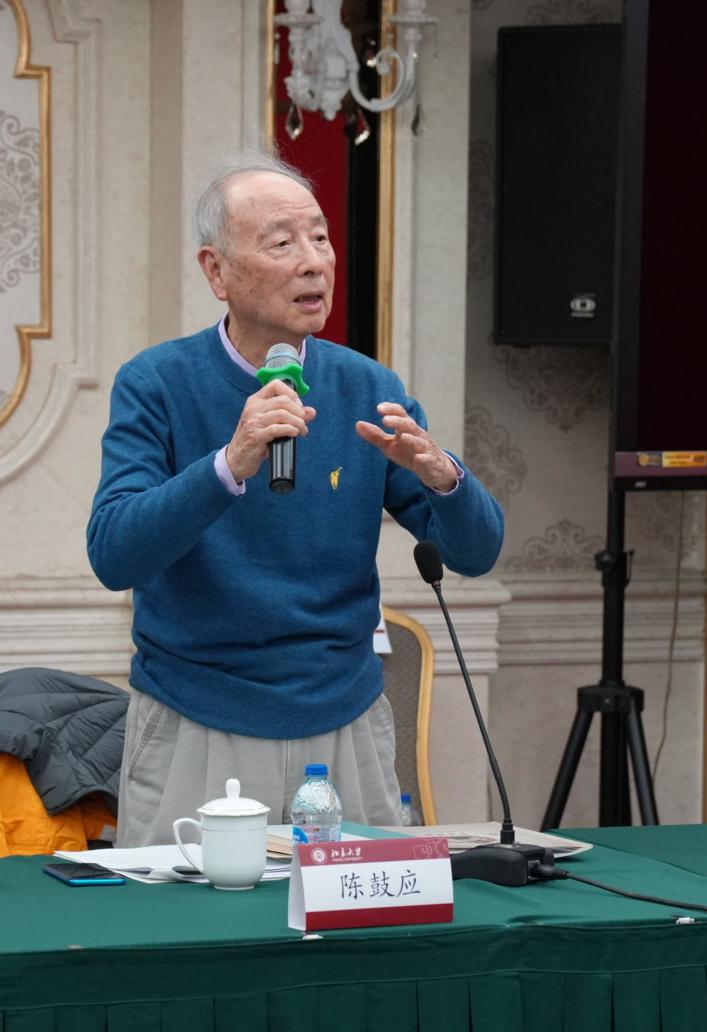 哲学系副主任孟庆楠和商务印书馆哲社编辑室主任李学梅主持,陈鼓应