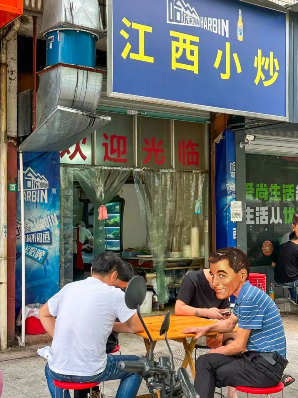 蓝底黄字,六个字店名,一串老板的电话,低调到路过也没人会多看一眼.