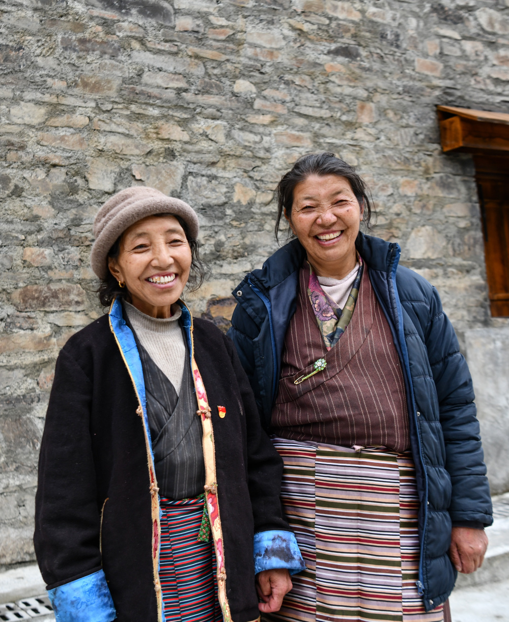 卓嘎(左)和央宗在玉麦乡街头与人聊天(6月10日摄).