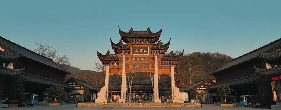 栖霞山南京栖霞山石窟始凿于南齐永明二年(公元484年),现存窟像分布于