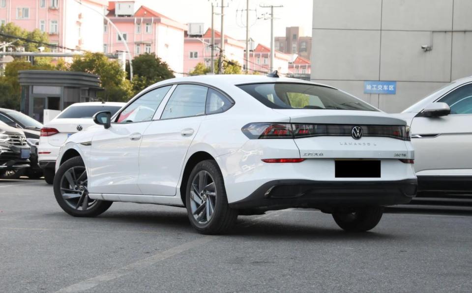 这台轿跑挺香,优惠完售11.19万起,喝92油,还配无框车门!