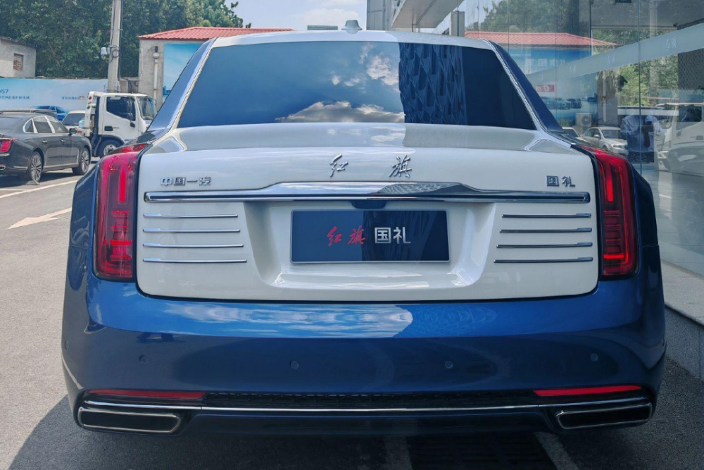 红旗国礼现身街头,长近6米 升降立标,配4.0t v8动力 4座布局