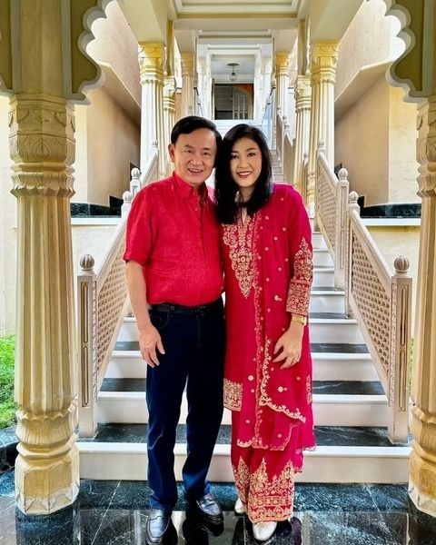 55岁英拉到印度,穿大红纱丽很耀眼,和他信头挨头尽显兄妹情深_腾讯