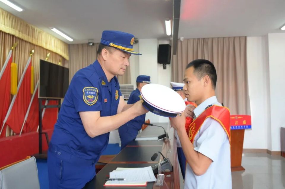 铿锵的回答中透露着不舍与深情,仪式中,该支队武夷山大队周志康大队长