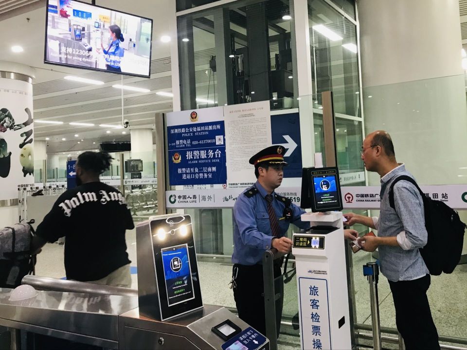 便利深港出行广深港加开近200趟跨境高铁