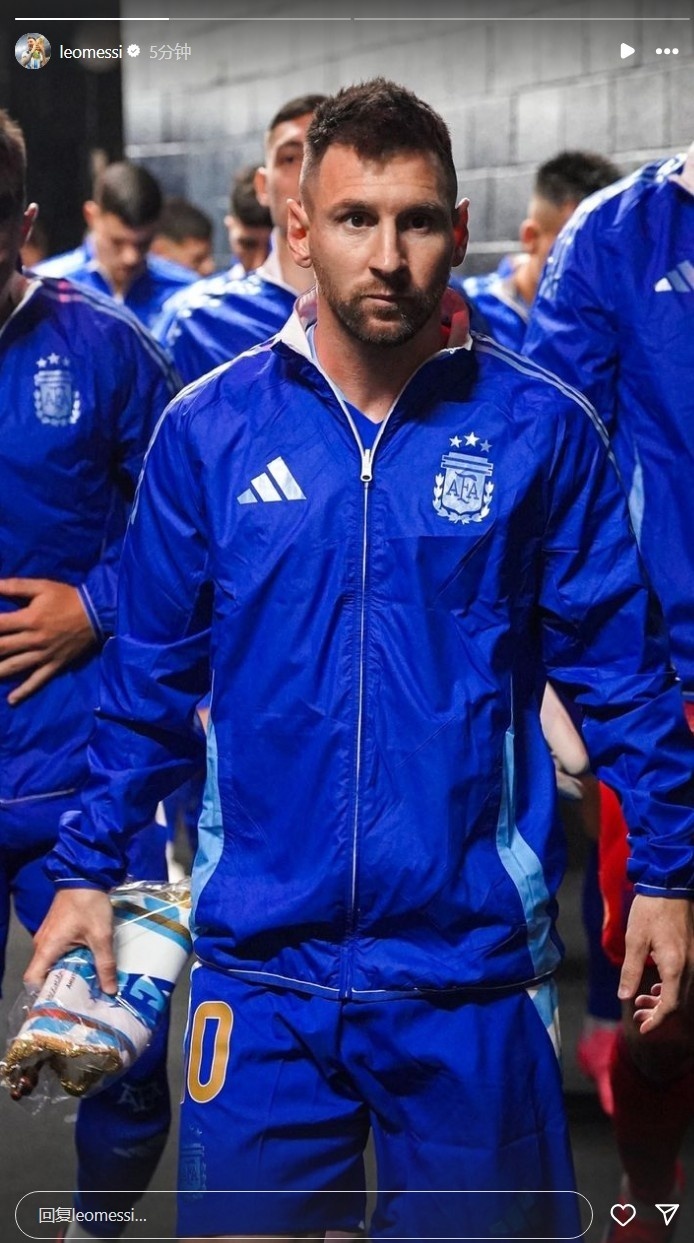 梅西社媒晒赛前准备上场的照片,手中拿着旗帜
