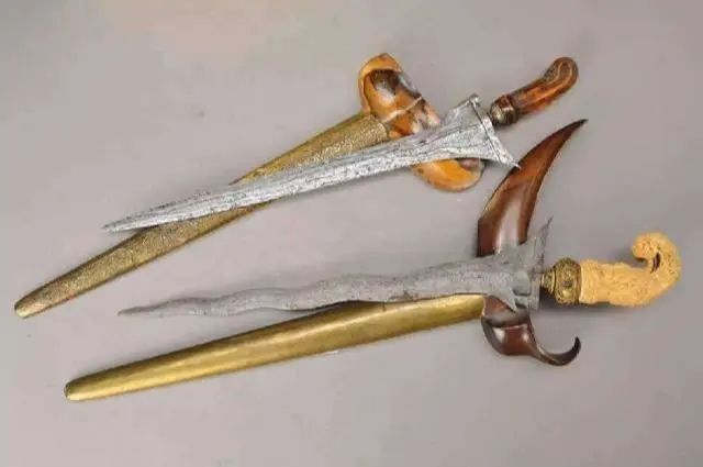 马来克力士剑的剑柄也是其本身的亮点之一,根据使用者的不同财力,而