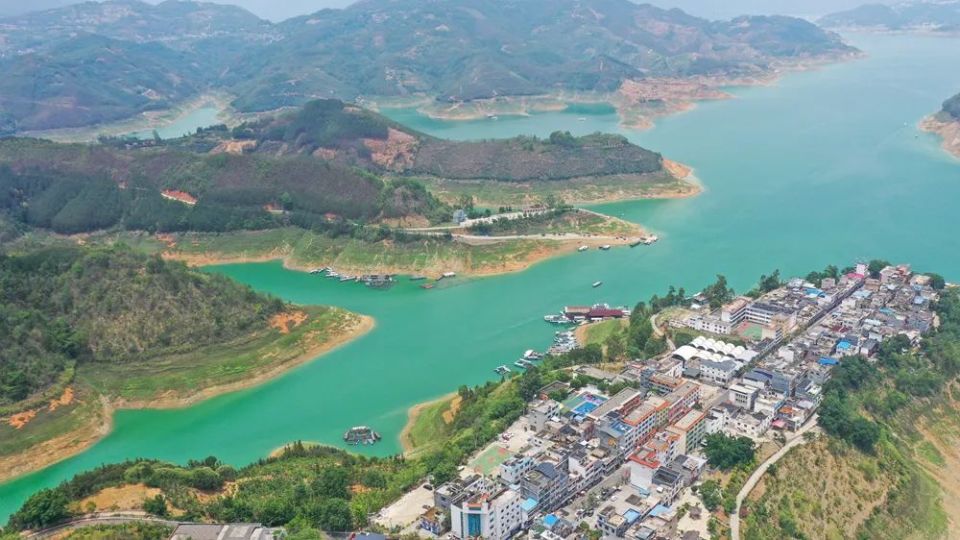 贵州兴义:山清水秀万峰湖