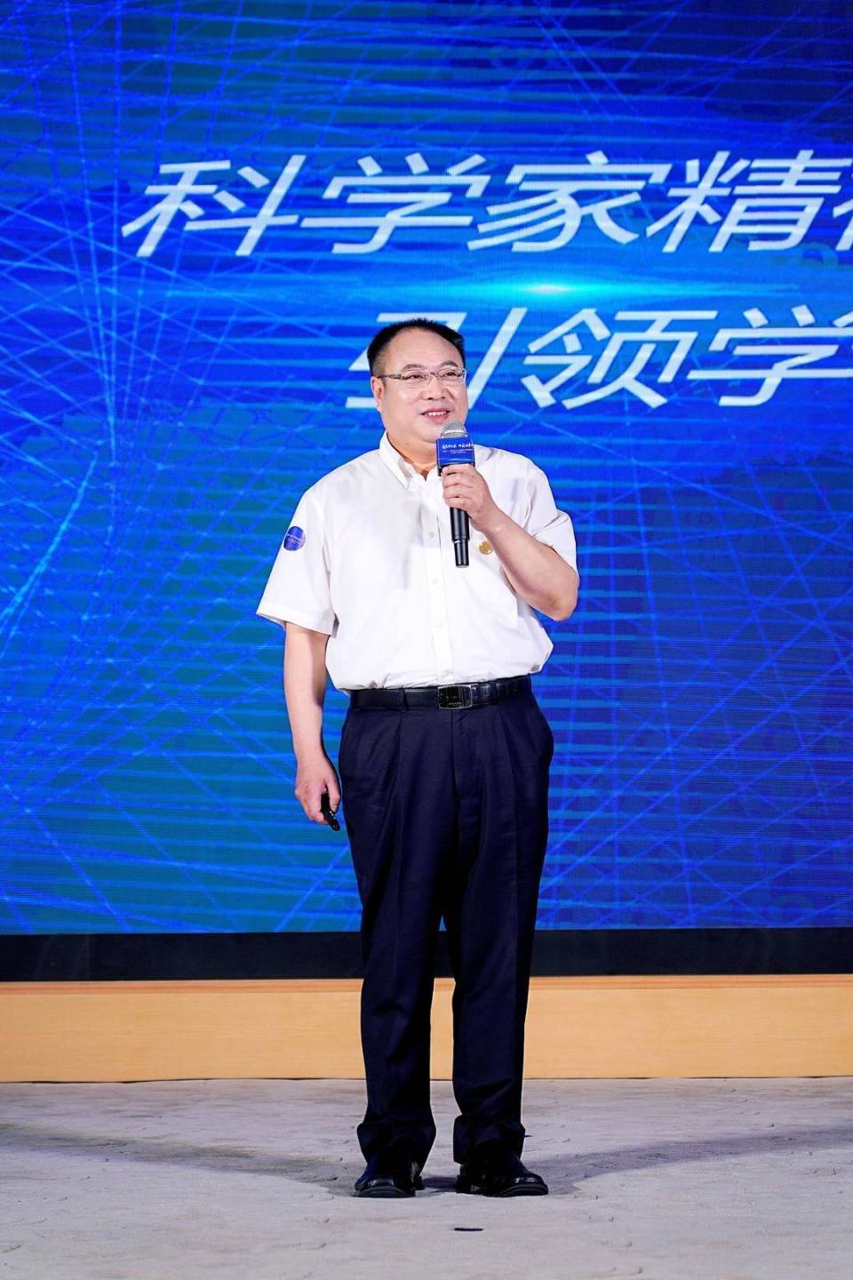 家的故事》书中,有为成都七中学生科协杂志题名未来梦的刘宝琤院士