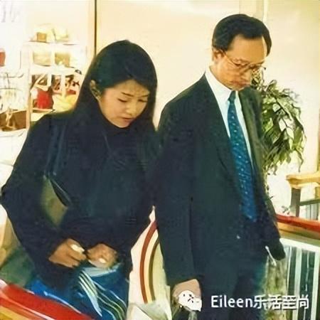 结合之前的逛街新闻,三人间的关系一下变得有些微妙,猜测伏明霞和叶