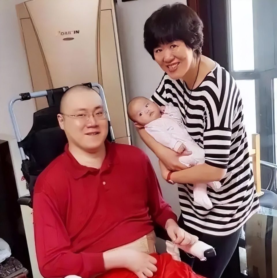 郎平看望周苏红前夫汤淼,瘫痪17年做试管婴儿女儿已7岁