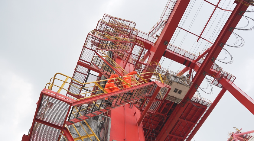 在南京港,与太阳"肩并肩"