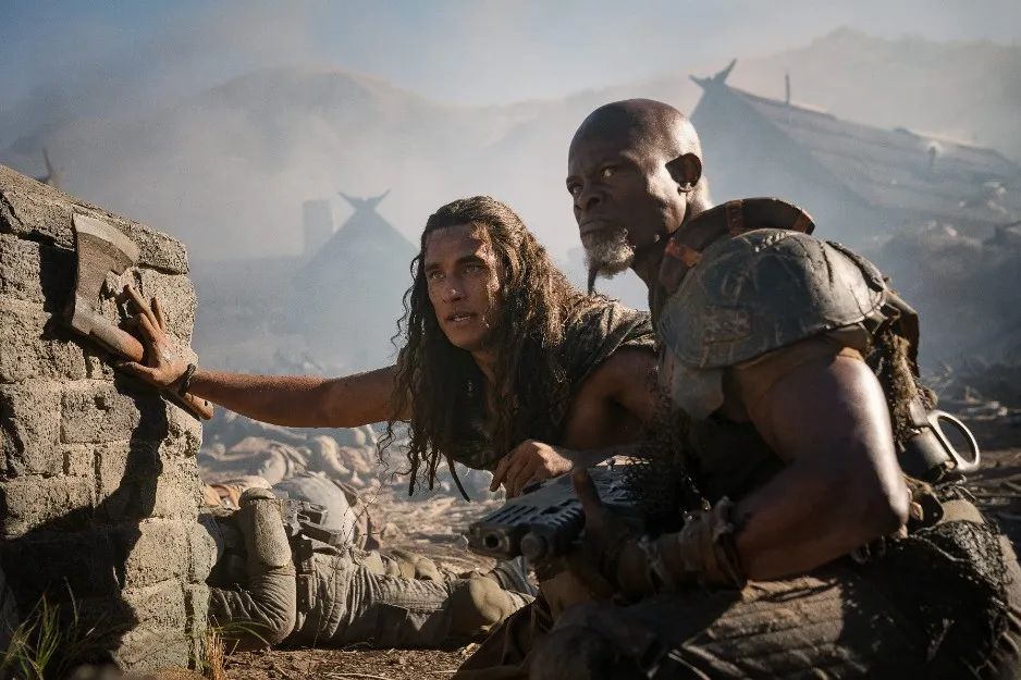 第二部更像是《七武士》的翻版,让各路勇士们为保卫村庄和平民而战.