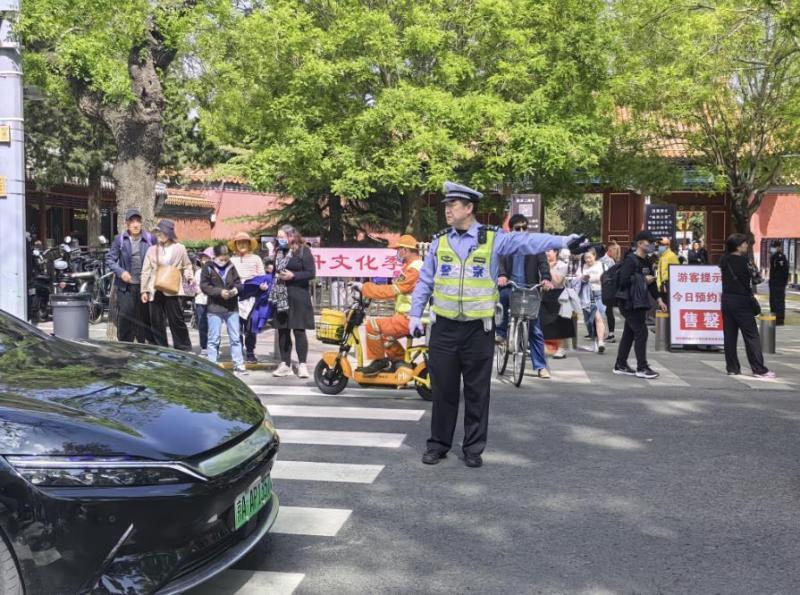 北京交警:景山,北海等市区内景点停车位易饱和 建议游客乘坐公共交通