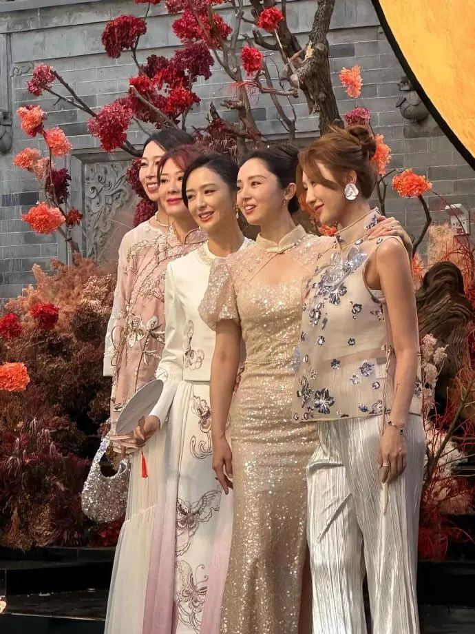 董璿伴娘團曝光：佟麗婭關悅太美出圈了 而伴郎團卻一言難盡