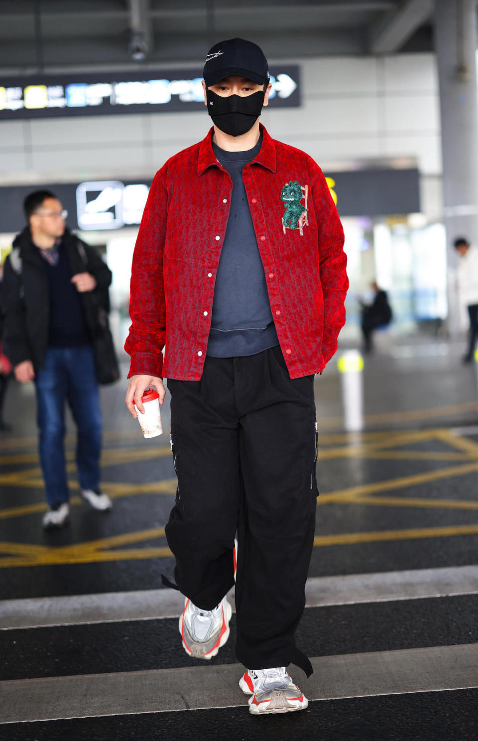 黄晓明肚子怎么变大了网友得知真相后点赞