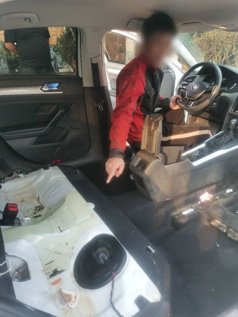 坐在前后排座椅被拆除驾驶室内未按要求系安全带该男子不仅民警发现嚯