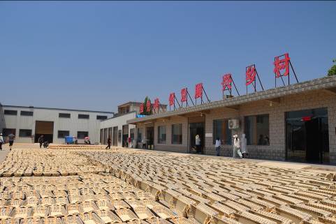 中心,固始县粮油(集团)公司负责人田向东热情而又熟练的向大家介绍,"