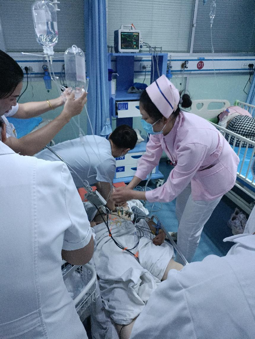 苏宇飞主任,李丹护士长现场指挥抢救,一系列生命体征监测及初步救治