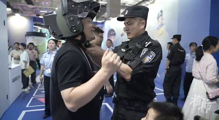 新人"松松"报到,机器狗拜年,机械战警出列,龙警春茶特供,杭州公安漫展