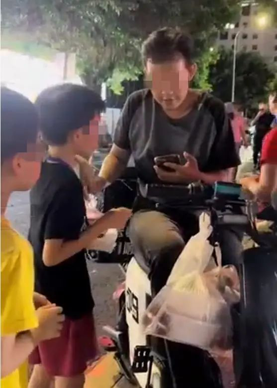 “小孩哥”外卖员火了，网友：若出安全事故谁担责？