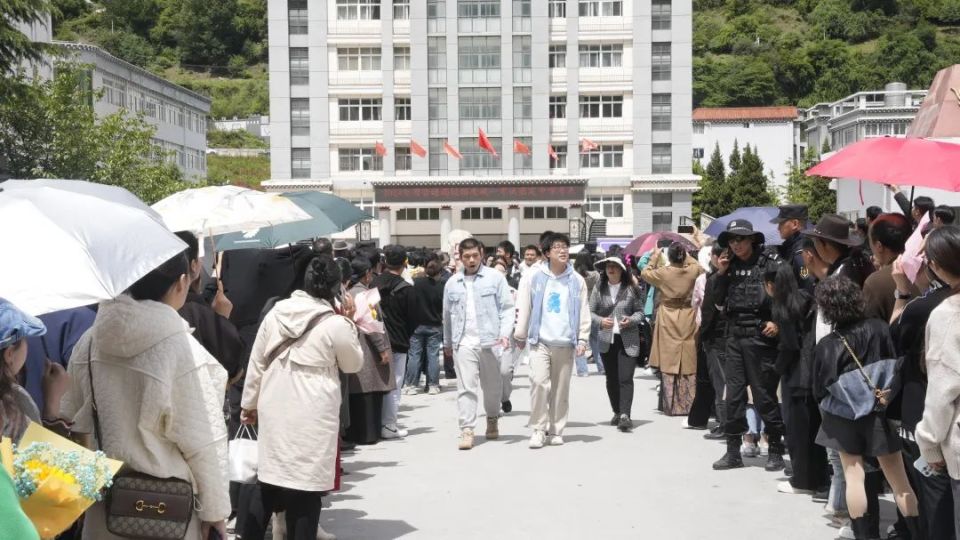 在甘孜县民族中学,考生们满怀信心进入考场,迎接人生中的重要一战