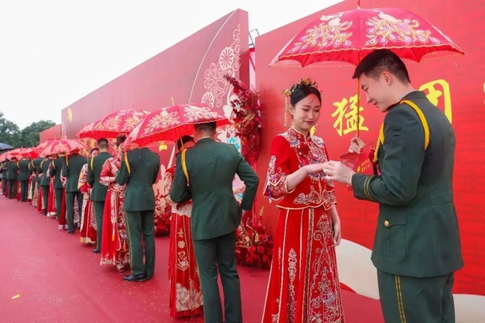 特种兵开摩托接新娘!网友:根本挡不住