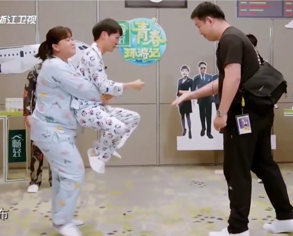 周深对贾玲义气相挺,演唱电影插曲,写观影小作文,雪中漫步还不忘帮忙